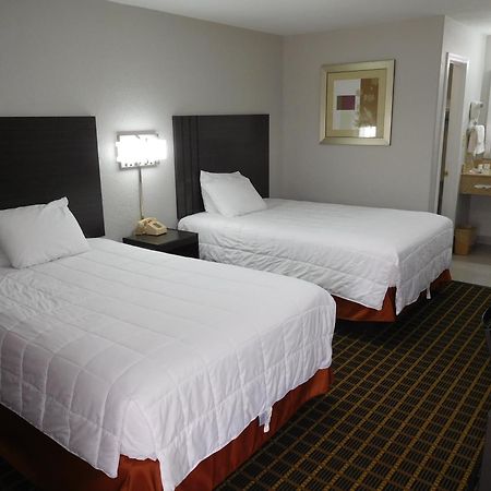 Deluxe Inn Stamford 외부 사진