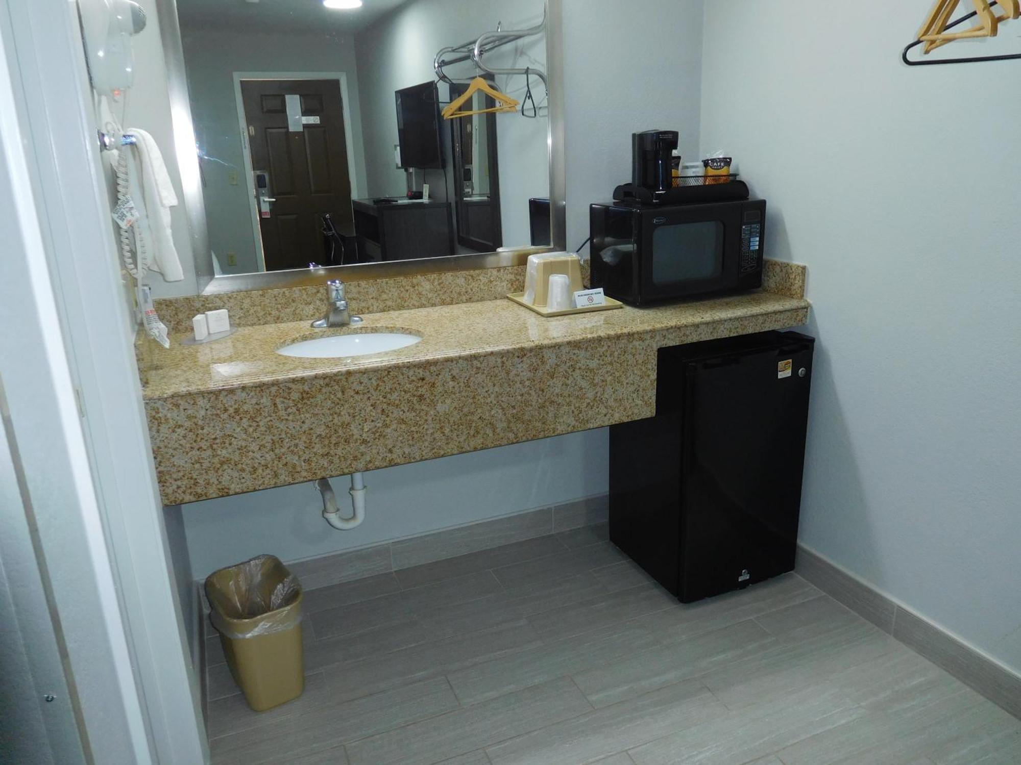 Deluxe Inn Stamford 외부 사진