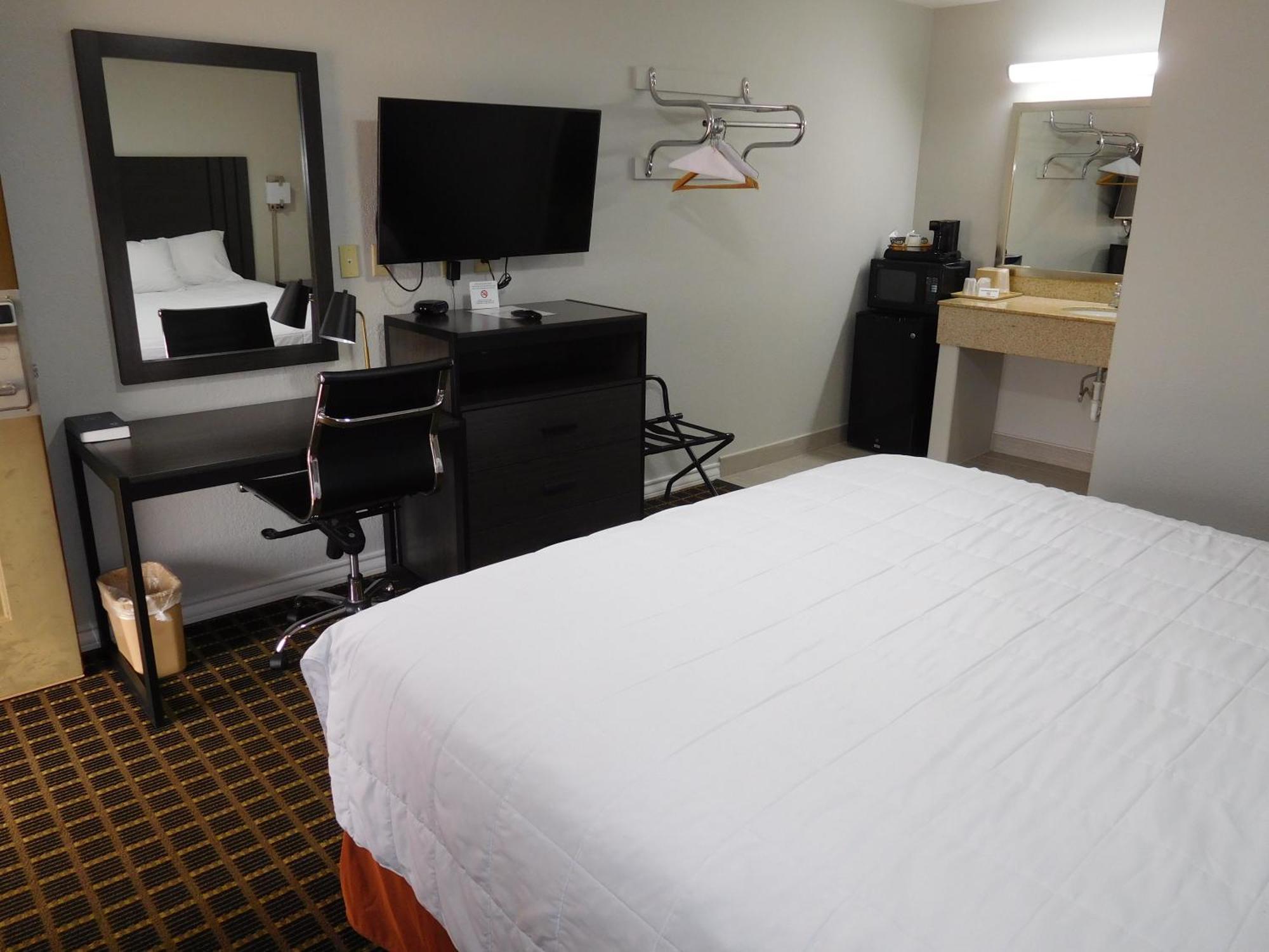 Deluxe Inn Stamford 외부 사진
