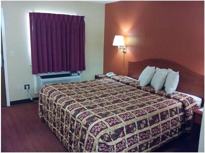 Deluxe Inn Stamford 객실 사진