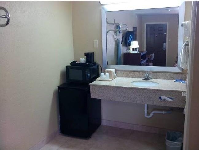 Deluxe Inn Stamford 객실 사진