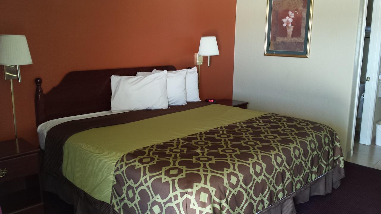 Deluxe Inn Stamford 외부 사진